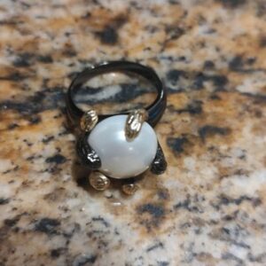 Womens Size 8.75 Black Gold-Tone Pearl Ring Excellent Condition