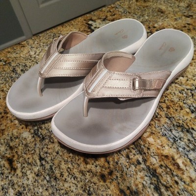 Clarks Cloudsteppers Sunmaze Adjustable Flip Flop Sandals Beige Women's Sz 8M