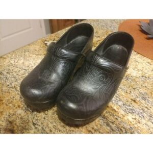 DANSKO BLACK LEATHER EMBOSSED TOOLED CLOGS SIZE 6.5 / 37