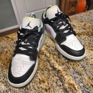 Air Jordan 1 Retro Low Sneakers Size 6.5Y Model 553560-151