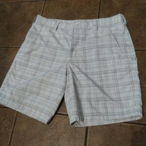Under Armour Golf Shorts Men's Sz 34 White Plaid Flat Front Casual Outdoor