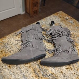 Minnetonka Moccasin 1631T Women's Sz 10 3 Layer Fringe Mid-Calf Boot Gray Suede