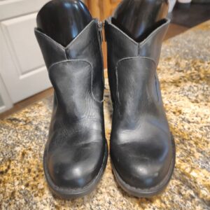 Born F52603 Womens 7M Black Leather Ankle Boots Booties Gently Used