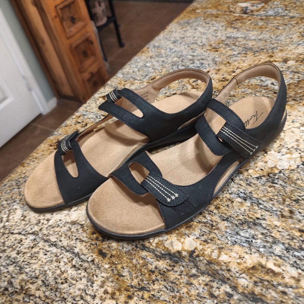 Trotters Womens T2136-013 Black Synthetic Sandals Size 10N Gently Used