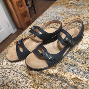 Trotters Womens T2136-013 Black Synthetic Sandals Size 10N Gently Used