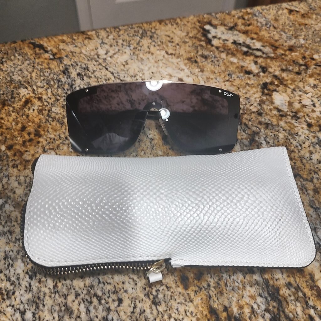 QUAY Hold For Applause 1212 Black Gold Unisex Sunglasses w/ Case Gently Used